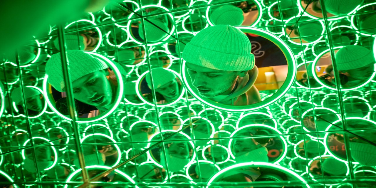 Green Bubbled illusion wall with head in the gap.